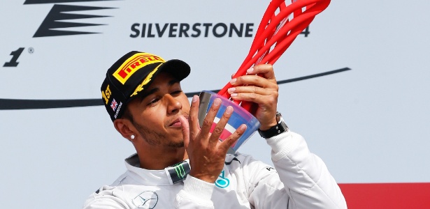 Britânico reclamou do troféu de plástico que ganhou no ano passado em Silverstone - VALDRIN XHEMAJ/EFE
