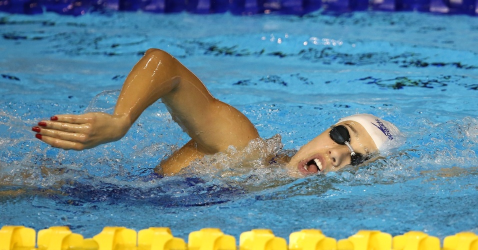 Brasileira Larissa Martins nada nas eliminatórias dos 100 m livre da natação. Ela fez o melhor tempo de sua bateria e avançou à final