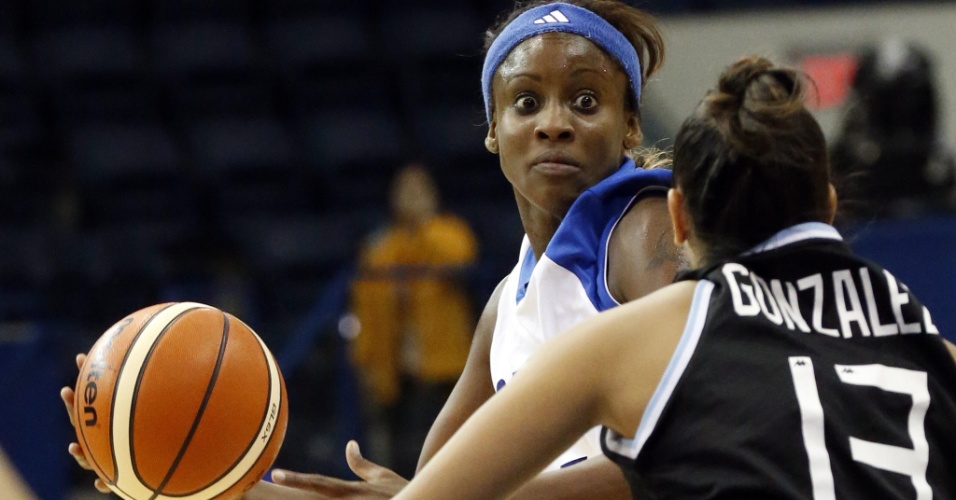 Oyanaisy Gelis arregala o olho durante o jogo entre Cuba e Argentina pelo basquete feminino