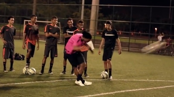 Ronaldinho Gaúcho esbanja habilidade e acerta travessão em chute de letra