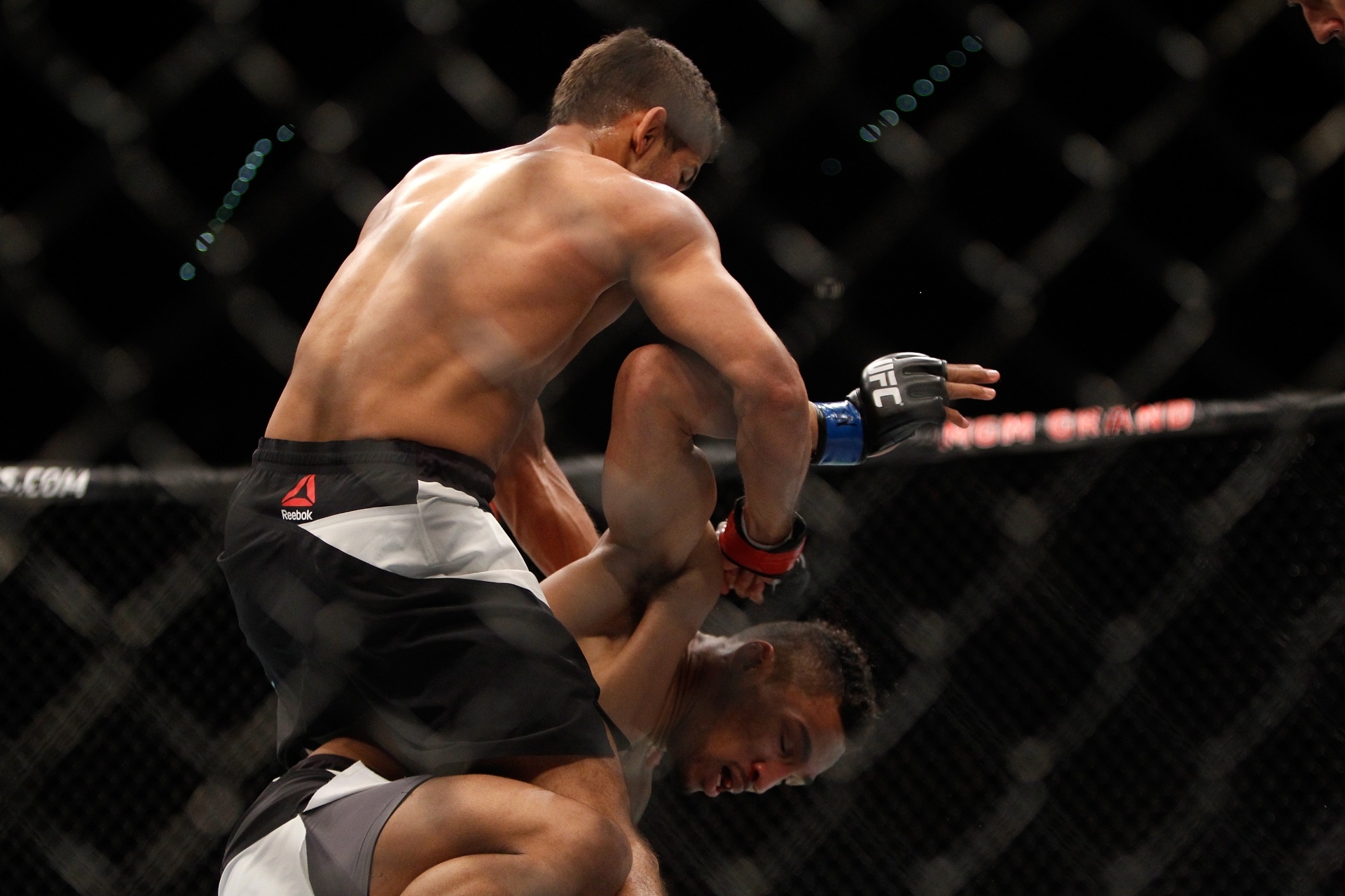 Léo Santos ataca Kevin Lee no UFC 194 - Steve Marcus/Getty Images