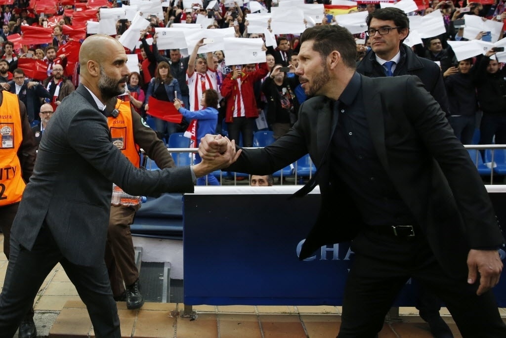 Pep Guardiola, treinador do Bayern de Munique, cumprimenta Diego Simeone, técnico do Atlético de Madri, antes do jogo de ida das semifinais da Liga dos Campeões, no Vicente Calderón, em Madri - Reuters / Sergio Perez Livepic