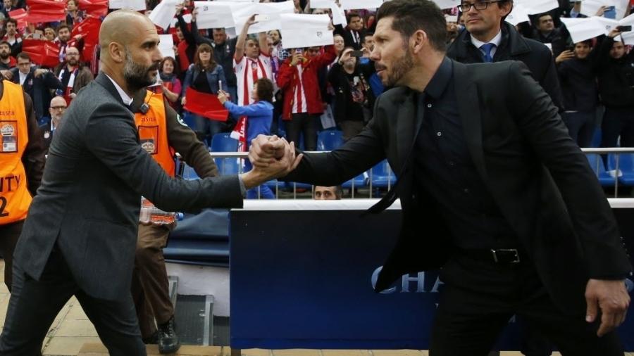Pep Guardiola, treinador do Bayern de Munique, cumprimenta Diego Simeone, técnico do Atlético de Madri, antes do jogo de ida das semifinais da Liga dos Campeões, no Vicente Calderón, em Madri - Reuters / Sergio Perez Livepic