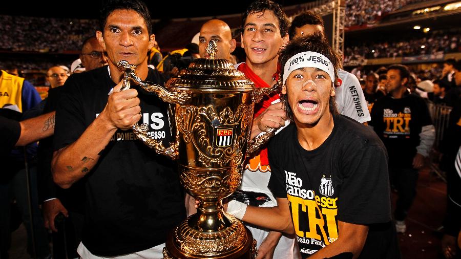 Durval, Ganso e Neymar carregam a taça do Campeonato Paulista de 2011, conquistado pelo Santos - Almeida Rocha/Folhapress