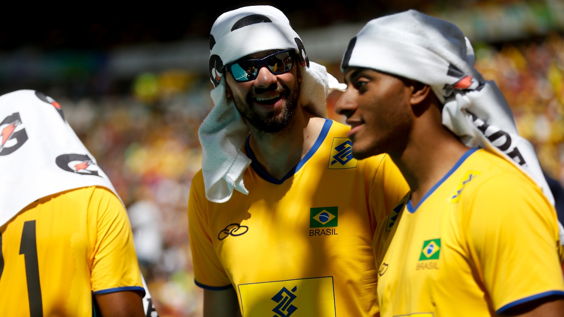 Lucarelli e Lucão se protegem de forte calor em Brasília durante partida amistosa