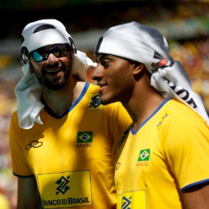 Lucarelli e Lucão se protegem de forte calor em Brasília durante partida amistosa - Pedro Ladeira/Folhapress - Pedro Ladeira/Folhapress