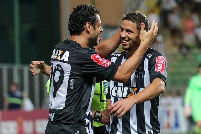 Gabriel comemora com Fred o primeiro dos dois gols que o atacante fez no Vitória