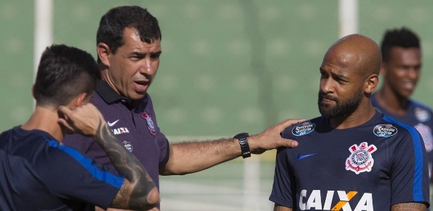 Carille orienta Fellipe Bastos e Fagner no último treino antes da estreia - Daniel Augusto Jr. / Ag. Corinthians