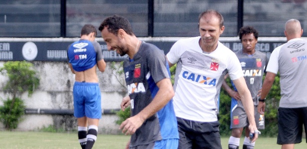 Nenê e Milton Mendes em momento de descontração: treinador barrou o meia - Paulo Fernades / Flickr do Vasco