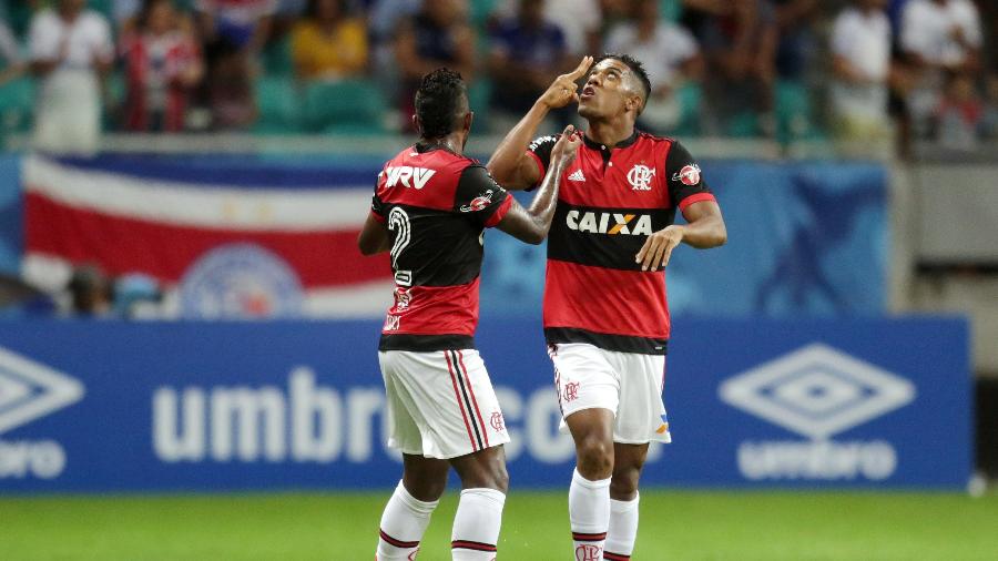 Berrío comemora o gol da vitória do Flamengo sobre o Bahia, em Salvador - RAUL SPINASSé/AGÊNCIA A TARDE/ESTADÃO CONTEÚDO