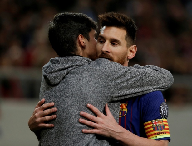 Torcedor invade o campo e abraça Messi no jogo Olympiacos x Barcelona - Costas Baltas/Reuters