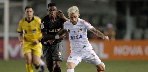Lucas Lima disputa bola com Wellington durante jogo do Santos contra o Vasco - Daniel Vorley/AGIF