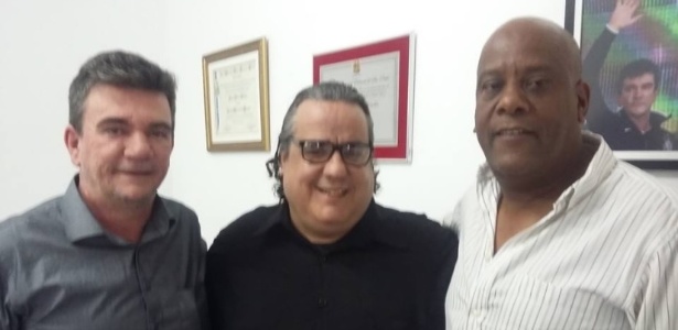 Márcio Pereira (centro), entre Andrés Sanchez e André Negão: ele regularizou o título do pai, que morreu em abril  - Reprodução