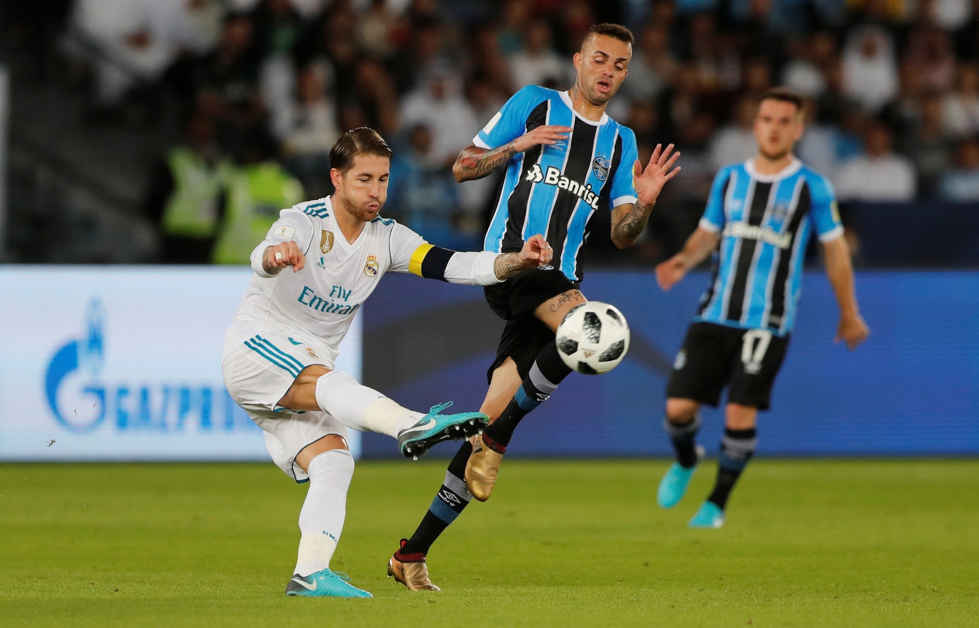 Sergio Ramos afasta a bola observado de perto por Luan na final do Mundial - REUTERS/Amr Abdallah Dalsh