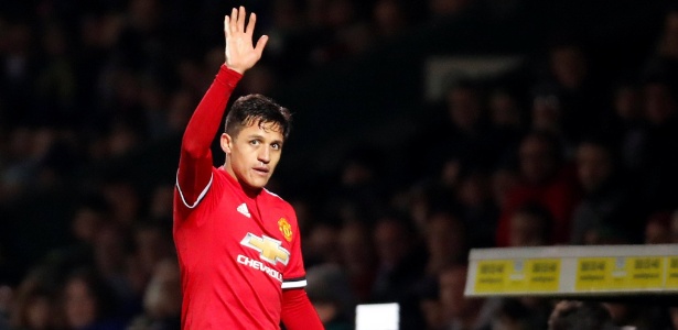 Alexis Sánchez cumprimenta a torcida em sua estreia pelo Manchester United - Reuters/Paul Childs