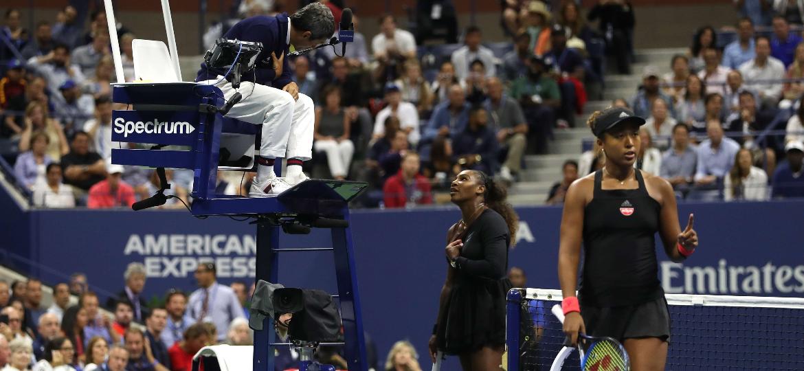 Serena Williams (fundo) reclama com Carlos Ramos - Matthew Stockman/AFP