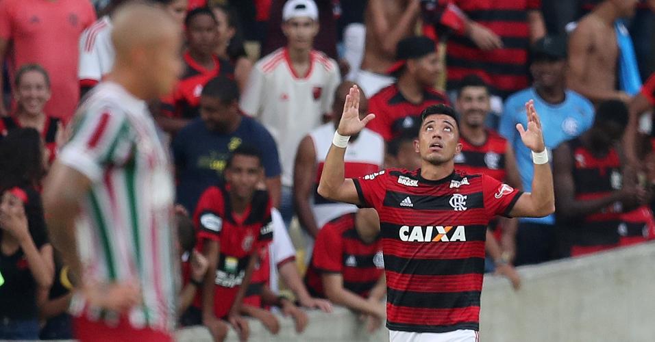 Uribe celebra gol marcado pelo Flamengo em clássico contra o Fluminense no Brasileirão