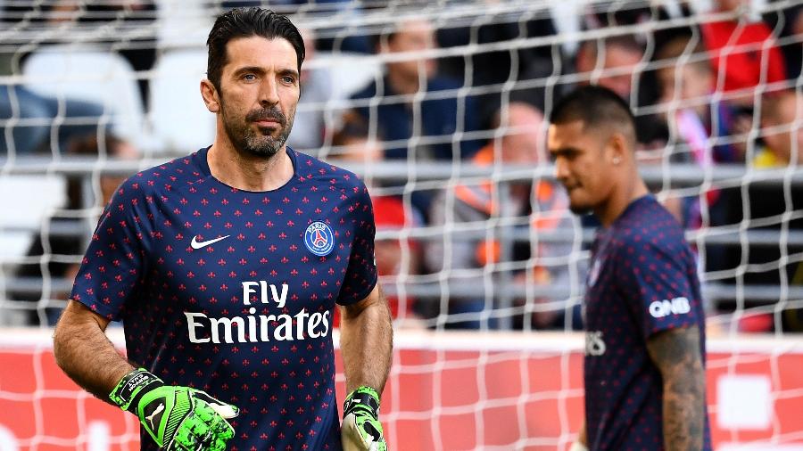 Buffon, durante aquecimento do PSG - FRANCK FIFE / AFP