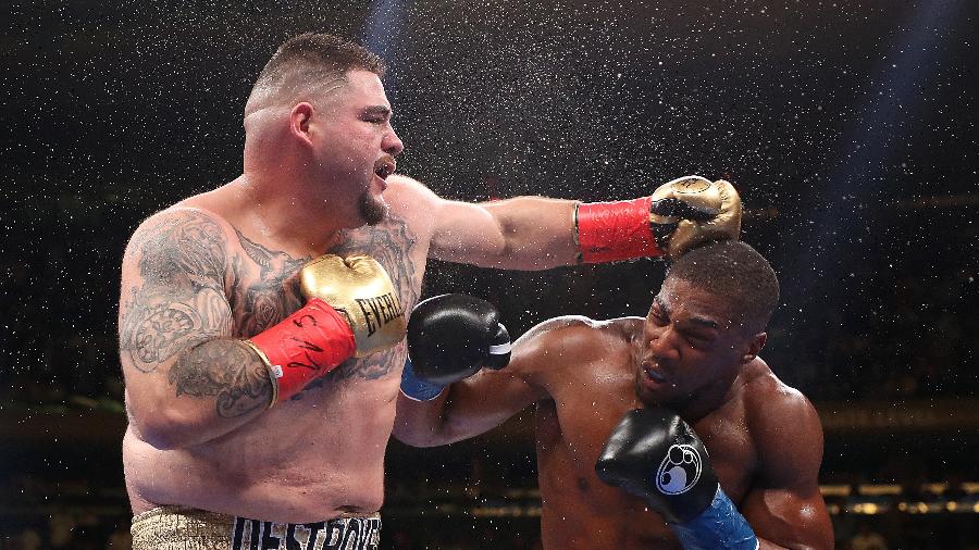 Andy Ruiz Jr. (esq) acerta Anthony Joshua em luta de boxe  - Al Bello/Getty Images