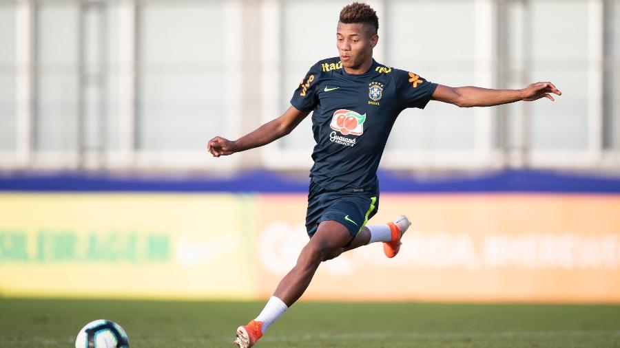 David Neres, atacante da seleção brasileira, durante treino em Porto Alegre - Lucas Figueiredo/CBF