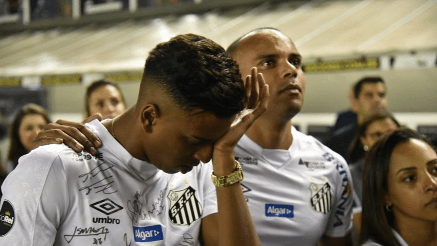 Rodrygo se emocionou durante homenagem que recebeu no intervalo do clássico - Ivan Storti/Santos FC