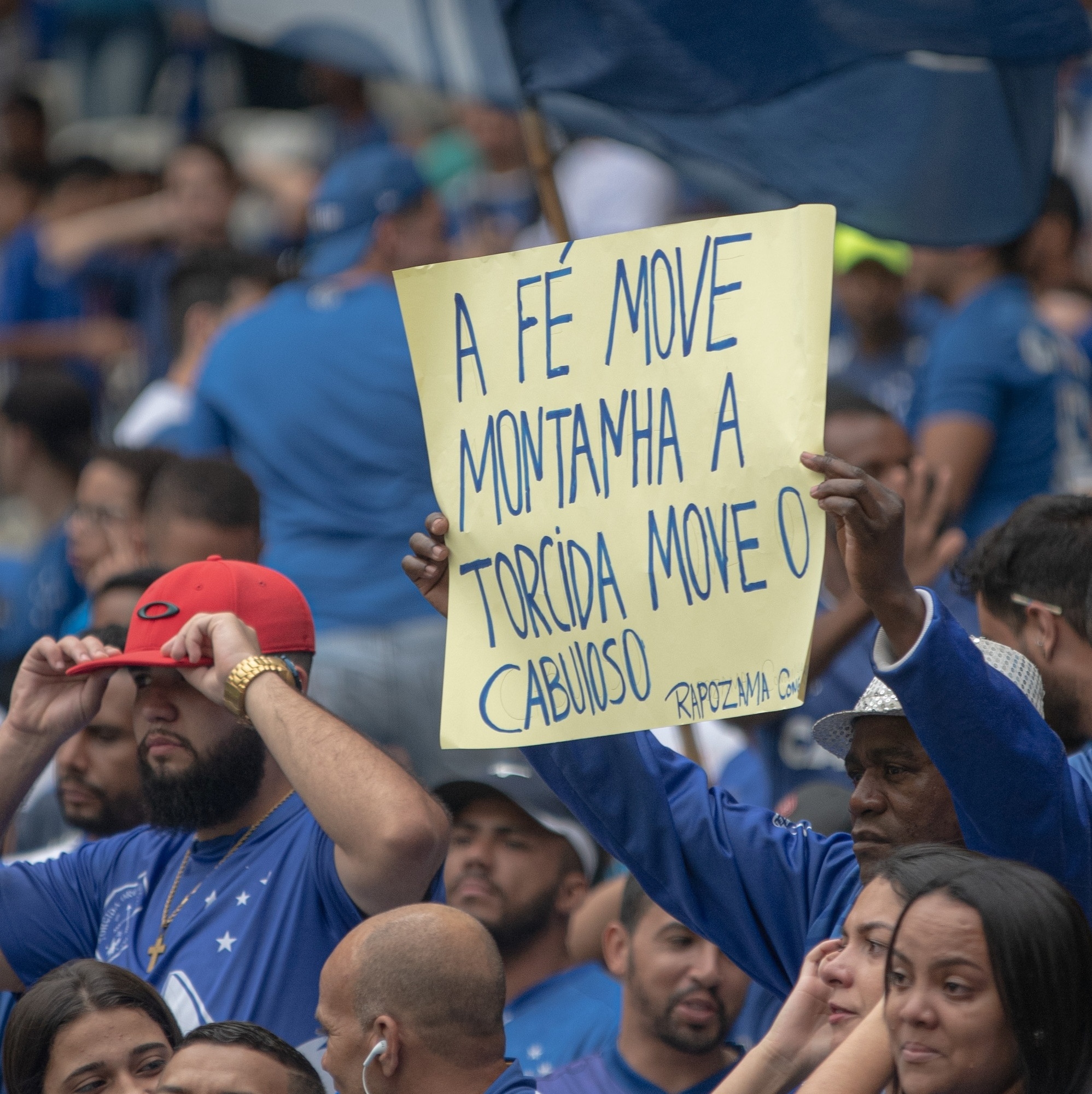 Torcedores do Cruzeiro personalizam Kombi para ir aos jogos; confira