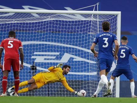 Alisson defende pênalti, Liverpool ganha mais uma e embala no Inglês