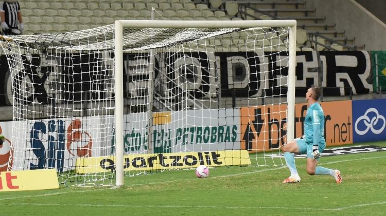 Fernando Prass misses a goal by Léo Natel, from Corinthians - Photo: Caio Rocha / FramePhoto / Folhapress - Photo: Caio Rocha / FramePhoto / Folhapress