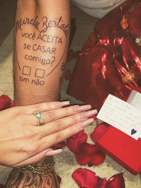 Victor Bobsin, jogador do time sub-23 do Grêmio, pediu a namorada em casamento com uma tatuagem - Reprodução