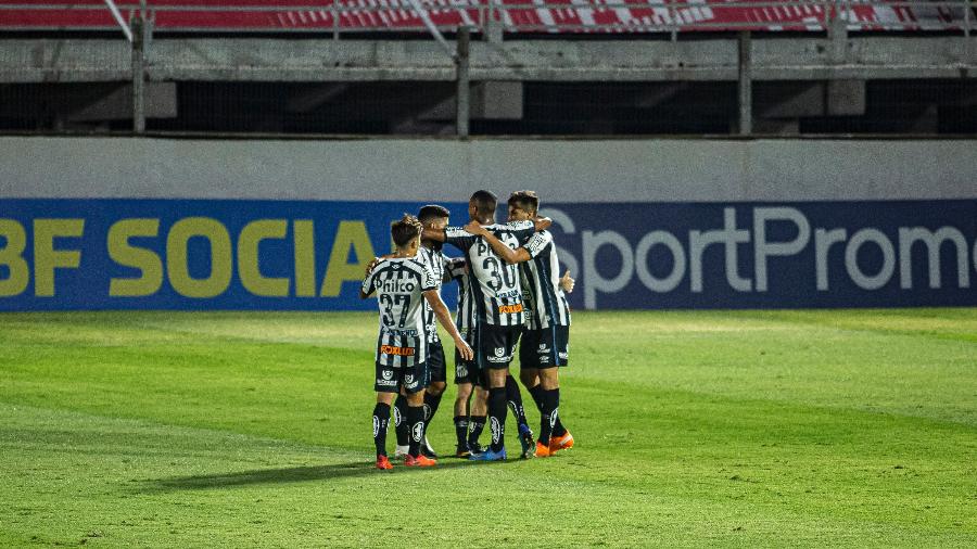 Jogadores do Santos comemoram gol de Soteldo contra o Bragantino em jogo do Brasileirão 2020 - Diogo Reis/AGIF