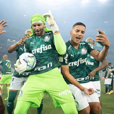 Weverton e seus companheiros de equipe comemorando o título do Palmeiras - Lucas Figueiredo/CBF