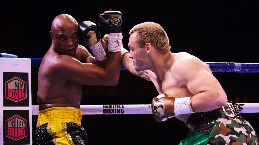 Anderson Silva em sua estreia no boxe contra Julio Cesar Chavez Jr - Jam Media/Getty Images