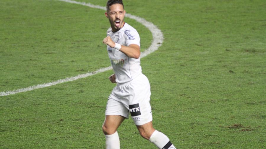 SP - Santos - 27/06/2021 - BRASILEIRO A 2021, SANTOS X ATLETICO MINEIRO - Jean Mota jogador do Atletico-MG comemora seu gol durante partida contra o Santos no estadio Vila Belmiro pelo campeonato Brasileiro A 2021. Foto: Fernanda Luz/AGIF - Fernanda Luz/Fernanda Luz/AGIF