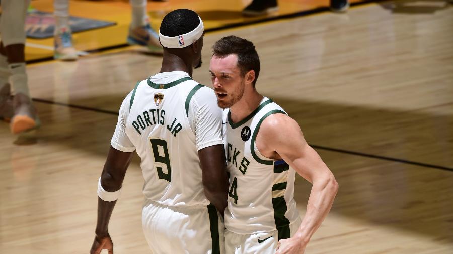 Bobby Portis e Pat Connaughton, do Milwaukee Bucks, celebram a vitória no jogo 5 das finais da NBA em 2021 - Garrett Ellwood/NBAE via Getty Images