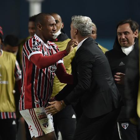 Marquinhos comemora com Crespo após marcar para o São Paulo contra o Racing - Marcelo Endelli/Getty Images