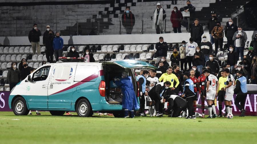 Salazar. do Olimpia, recebe atendimento médico durante duelo com o Flamengo, pela Libertadores - Christian Alvarenga/Getty Images
