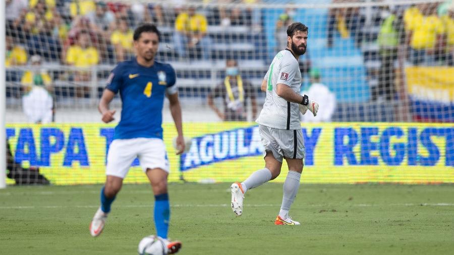 Alisson observa a saída de bola da seleção com Marquinhos em jogo contra a Colômbia - Lucas Figueiredo/CBF