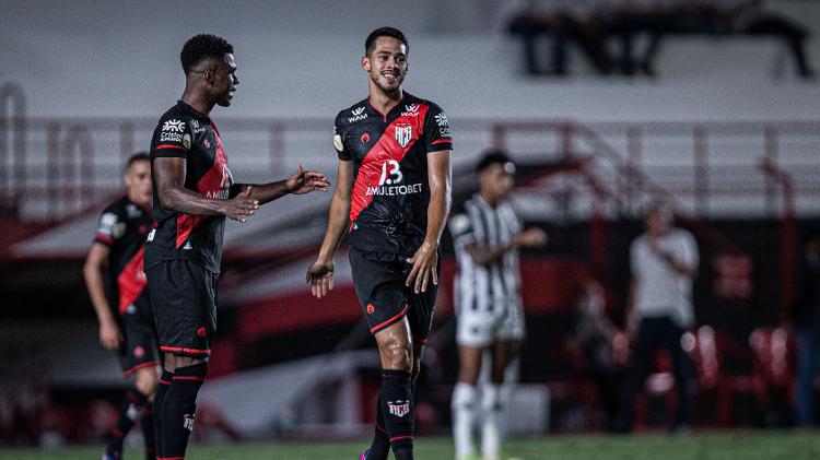 Oliveira comemora gol do Atlético-GO contra o Atlético-MG no Brasileirão - Heber Gomes/AGIF - Heber Gomes/AGIF
