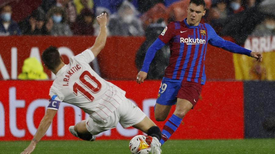 Pizjuan disputa bola com Rakitic durante a partida entre Sevilla e Barcelona, pelo Campeonato Espanhol - REUTERS/Marcelo Del Pozo