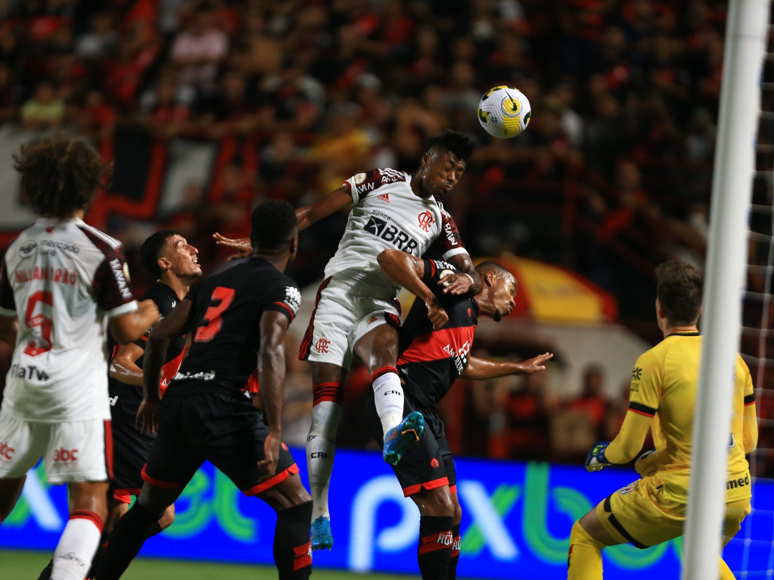 Flamengo sai atrás, pressiona e busca empate com Atlético-GO no