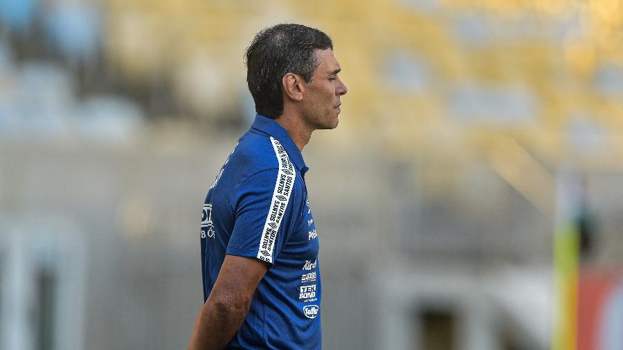 Fabián Bustos técnico do Santos durante partida contra o Fluminense - Thiago Ribeiro/AGIF