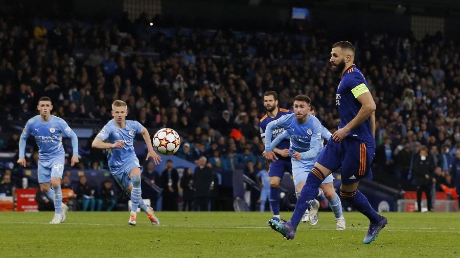 Em cobrança de pênalti com cavadinha, Karim Benzema marcou seu segundo gol, o terceiro do Real contra o Manchester City - REUTERS/Craig Brough