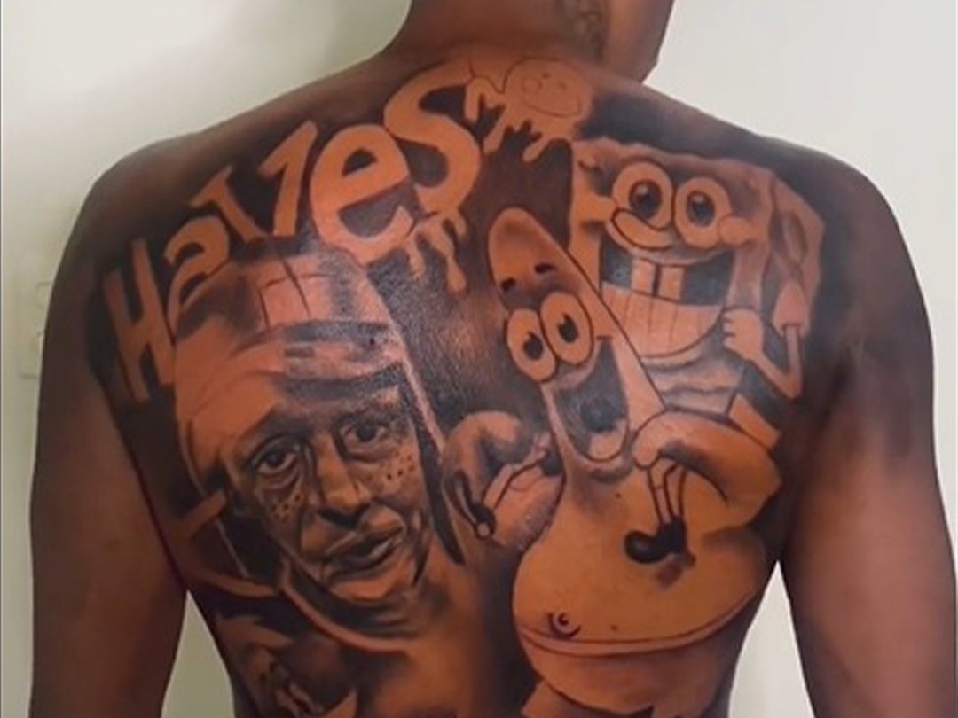 Bruno Oliveira, meia do Santos, tatua desenhos favoritos nas costas