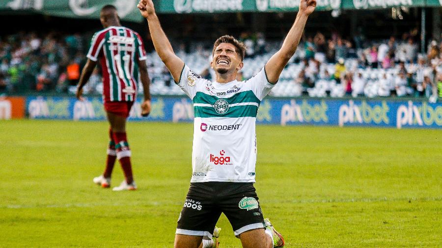 Volante Andrey, do Coritiba, foi pivô de polêmica em jogo com o Fluminense na rodada do fim de semana do Brasileiro - Gabriel Machado/AGIF