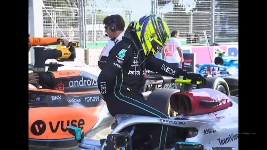 Com dores nas costas, Lewis Hamilton sente dificuldades para deixar o carro - Reprodução