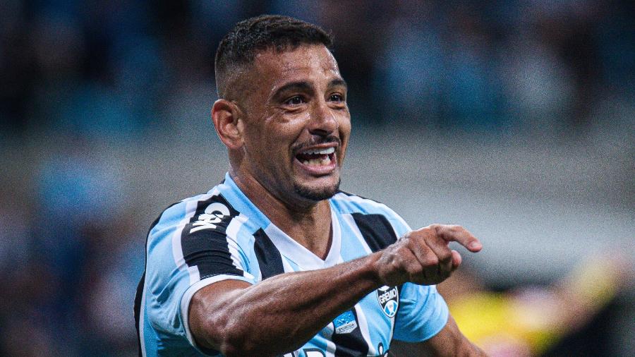 Diego Souza comemora gol do Grêmio sobre o CSA em jogo da Série B do Campeonato Brasileiro - Maxi Franzoi/AGIF