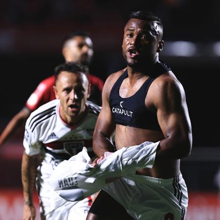 Luan comemora seu gol pelo São Paulo contra o Atlético-GO - Ettore Chiereguini/AGIF