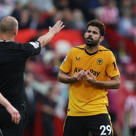 Diego Costa foi expulso após dar cabeçada em jogo do Wolverhampton - REUTERS/Ian Walton