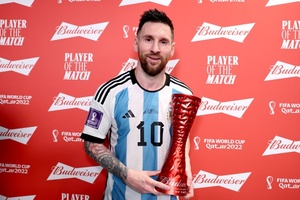 Messi recebe prêmio de 'Melhor Jogador da Partida' em jogo contra a Austrália, pelas oitavas da Copa do Qatar - Mark Metcalfe - FIFA/FIFA via Getty Images