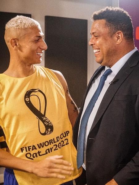 Richarlison posa para foto ao lado do ídolo Ronaldo depois de jogo na Copa do Mundo. - Reprodução